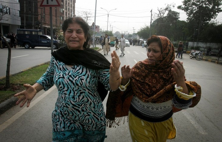 В Пакистане произошел двойной теракт, ранены около 80 человек - ảnh 1